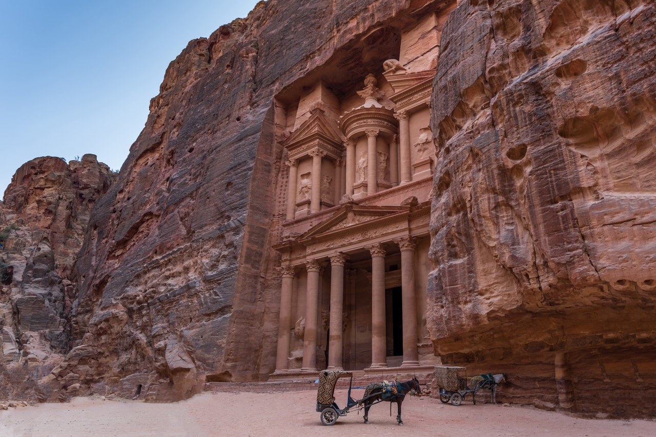 horse-with-trailer-in-front-of-petra-1631665